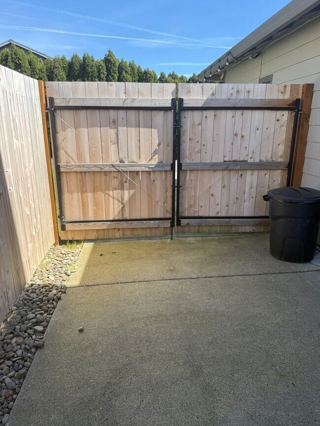 Building Photo - $500 move-in special! Spacious 4-bdrm/2.5-bath Hillsboro home. Fenced yard w/ covered deck, 2-car...