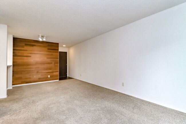Building Photo - Bellevue Manor Condo, Great Location acros...