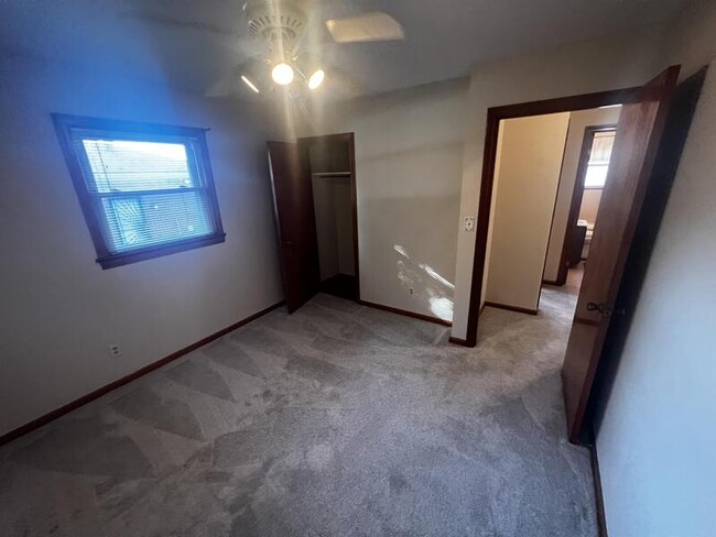 Building Photo - 6005 Applegate Ln