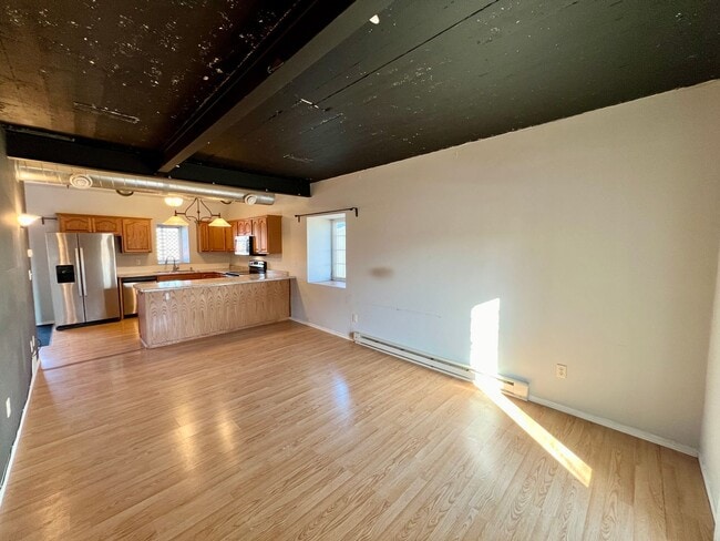 Building Photo - Industrial Style 3 Bedroom Home AVAILABLE JUNE!!!