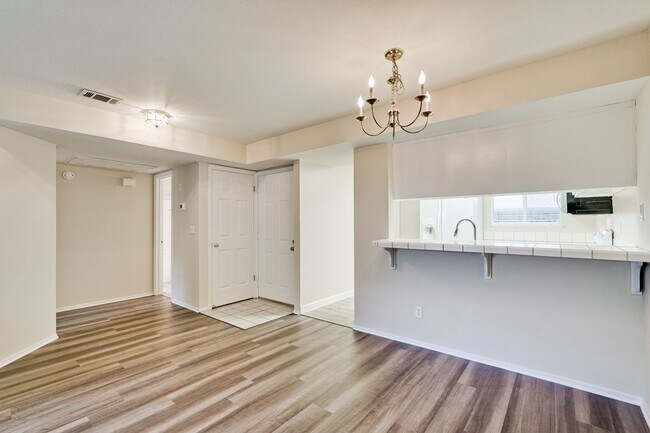 Building Photo - Cute One Bedroom Condo with Central AC and Heat.
