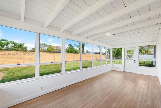 Building Photo - 9411 Jamaica Dr