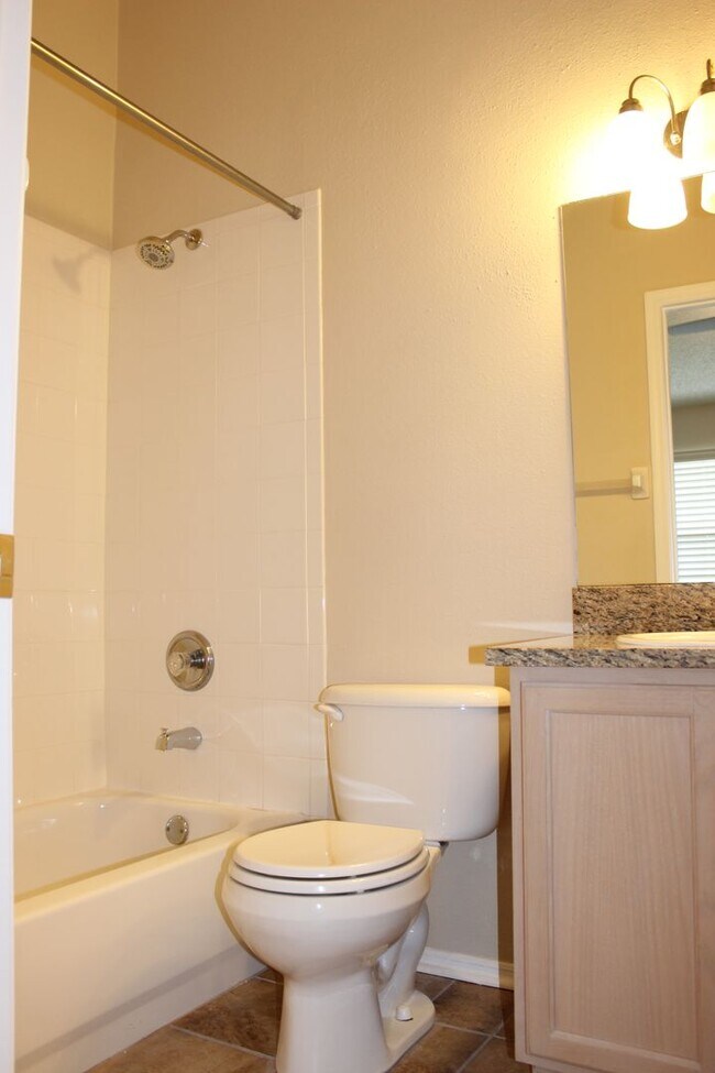 Building Photo - Beautiful 2 Bedroom, 2.5 Bath Townhome in Private Gated Community Of Hunter's Key In New Tampa