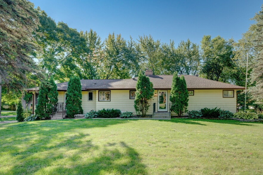 Front view - 4925 Main St E