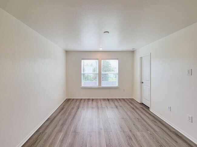 Building Photo - Beautiful 4 bedroom 2.5 bath home with gra...
