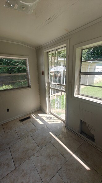 Building Photo - 709 Poplar Ave
