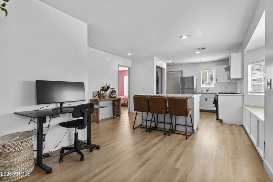 Building Photo - 1534 E Culver St