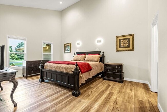 Building Photo - Fully Furnished Executive Townhome in Kiss...