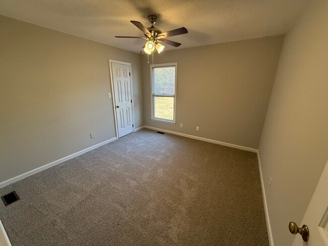 Building Photo - Beautiful Ranch style 3 Bed 2 Bath Home! Large Yard and 2 Car Garage!