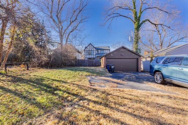 Building Photo - 525 Donne Ave