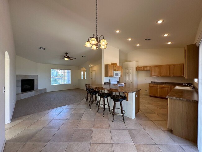 Building Photo - Beautiful 3 Bed / 2 Bath Home Backing to Cerbat Cliffs Golf Course!