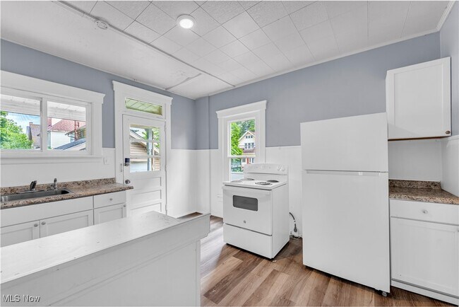 Building Photo - 204 Broad Ave NW