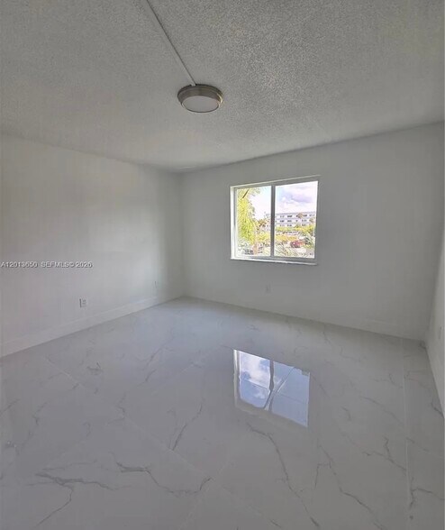 Building Photo - 14830 Naranja Lakes Blvd