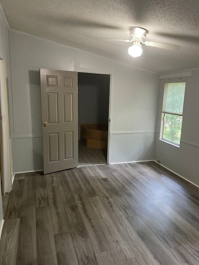 Building Photo - Great Location!