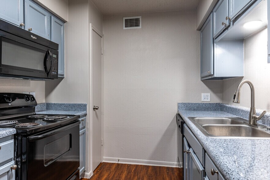 A1 - 699SF - Lakeside Apartments