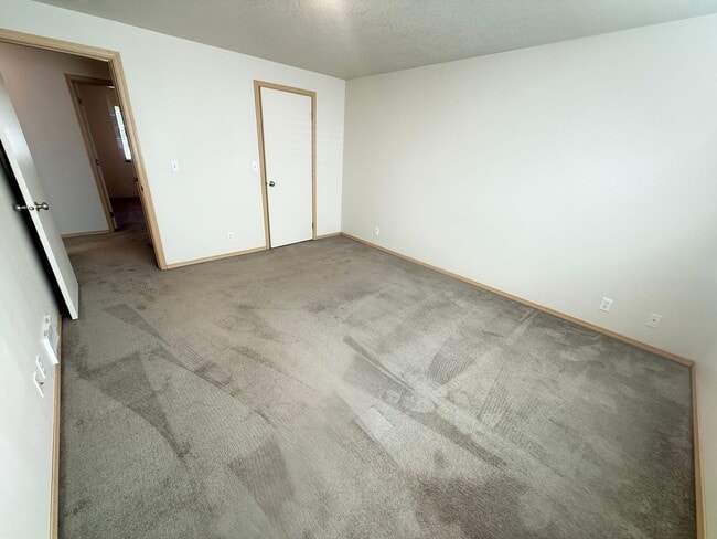 Building Photo - Updated 3 bedroom 2 bath house in Eugene!