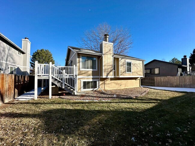 Building Photo - Fully Furnished 4 bedroom 2 bath home is Englewood Available NOW!!