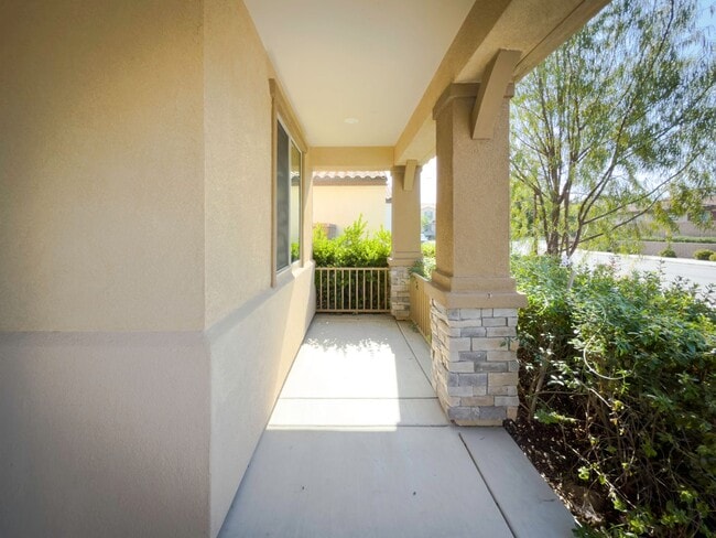 Building Photo - Beautiful 2 Story 5 Bedroom SOLAR Home + L...