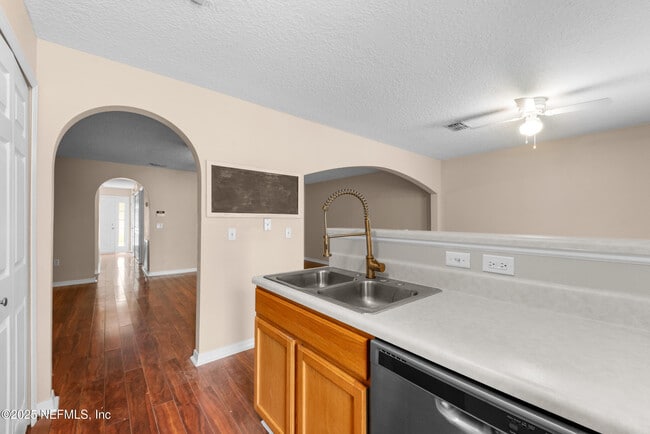 Building Photo - 11871 Lake Bend Cir