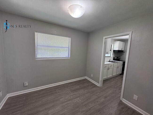 Building Photo - REDUCED!!!  Beautiful 3/1 LARGE 1417 sq ft...