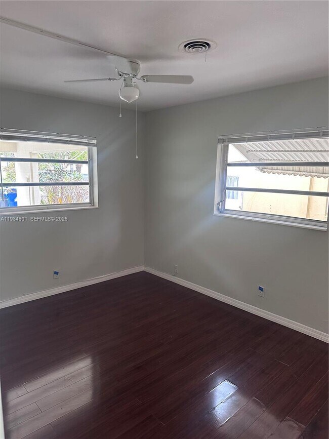 Building Photo - 200 SE 19th St