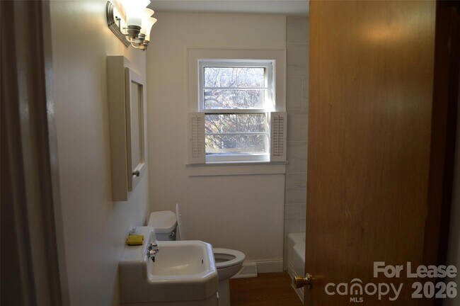 Building Photo - 1225 Davie Ave