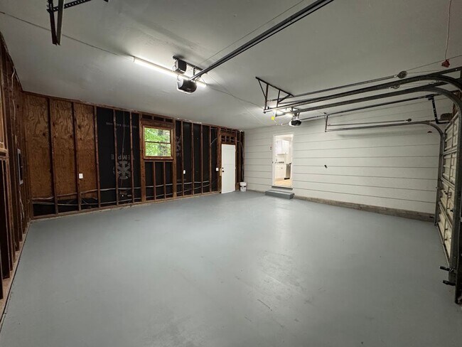 Building Photo - 2205 Hathaway Dr