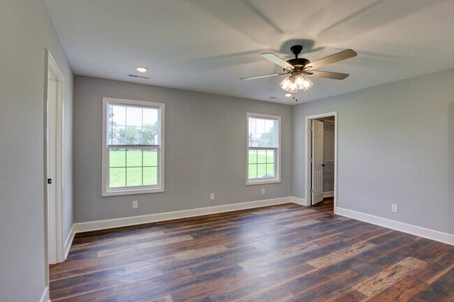 Building Photo - 133 Riverbend Dr