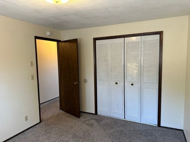 Building Photo - Large 3 bedroom 2.5 bath duplex with a gar...
