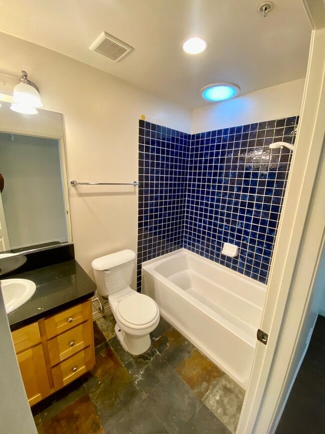 Building Photo - Spacious 4 Bed, 3 Bath Townhouse in Torrance $3,850