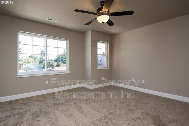 Building Photo - 7014 N Fessenden St