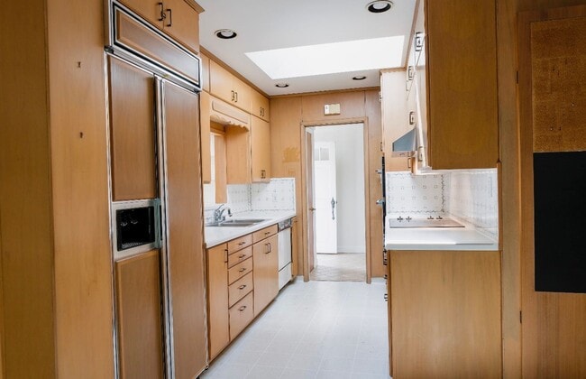 Building Photo - Charming spacious home, convenient locatio...