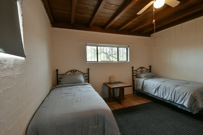 Building Photo - 2842 E Blacklidge Dr