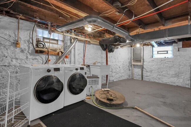 Building Photo - 582 Gilbert St