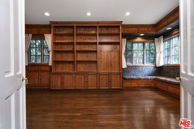 Building Photo - 3254 Oakdell Rd