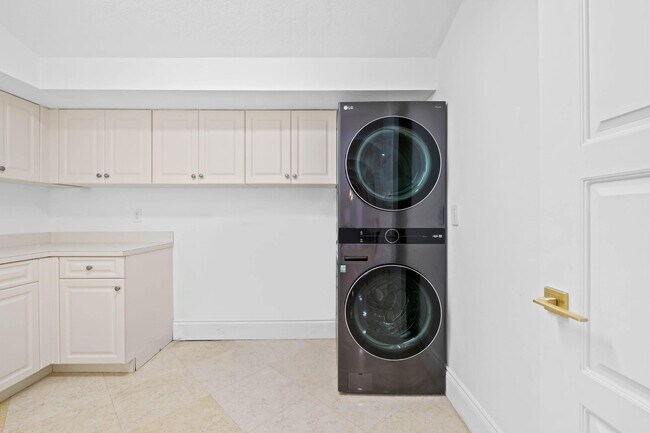 Building Photo - 861 Nafa Dr