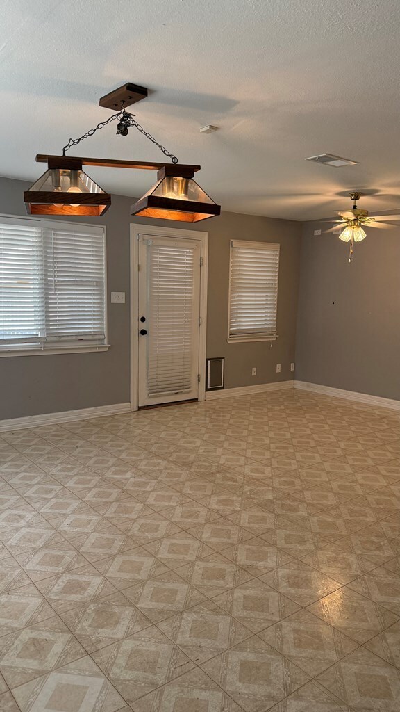 Building Photo - 2602 Wydewood Dr