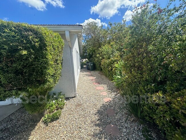 Building Photo - 637 Lynwood St