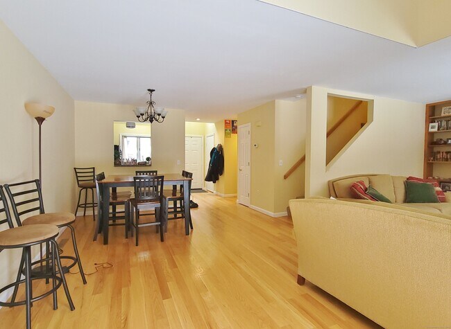 Building Photo - 141 Courtyard Ln