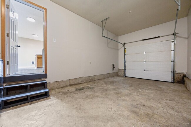 Building Photo - 3 bedroom, 2.5 bathroom home - SE Portland