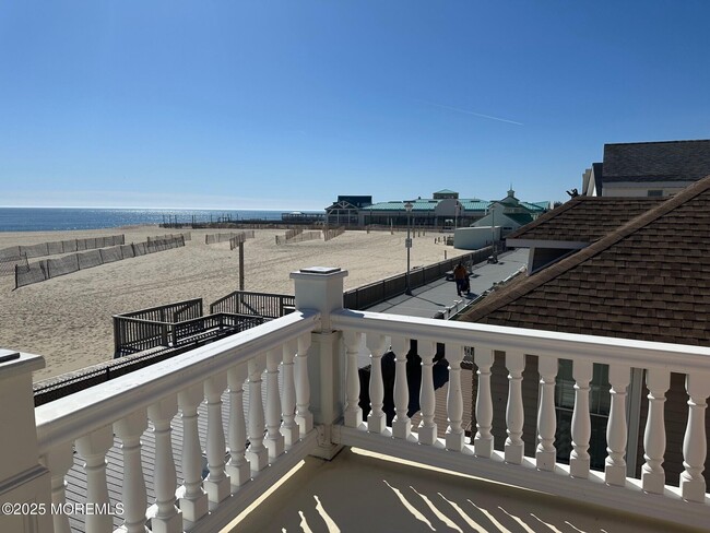Building Photo - 247 Boardwalk