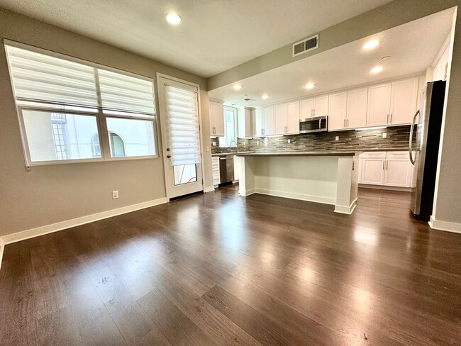 Building Photo - 4 bedroom, 4 bath Beautiful Downey Townhom...