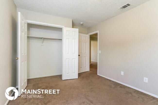 Building Photo - 1328 E Miller Dr
