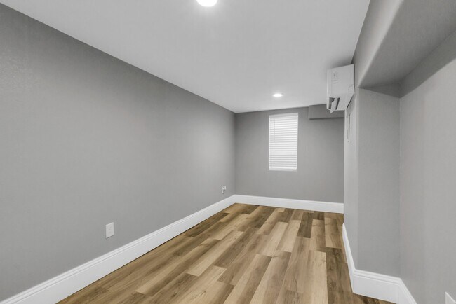 Building Photo - 1609 10th Ave