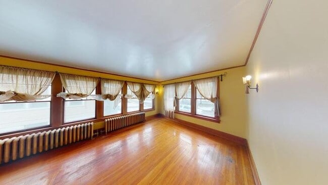 Building Photo - 206 W Custer Park St