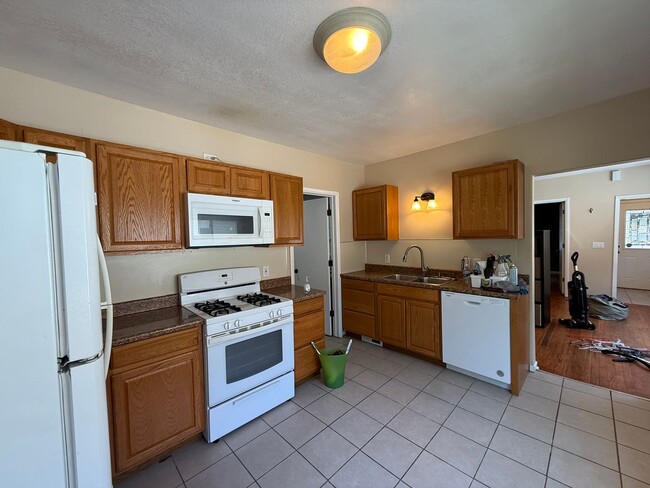 Building Photo - Charming 3 Bedroom, 1 Bath Home in the Swa...