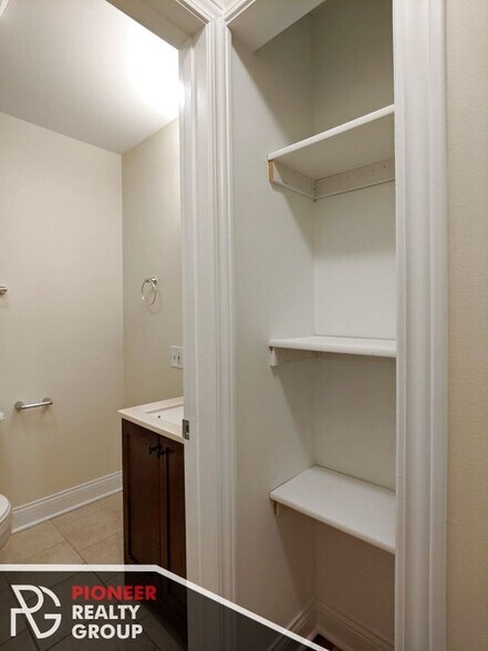 Building Photo - 555 W Arlington Pl
