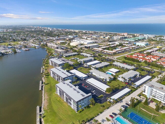 Building Photo - Four Seasons River Front Condo