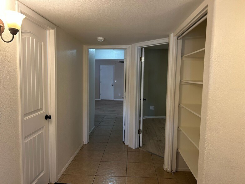 Building Photo - 2933 W Muriel Dr