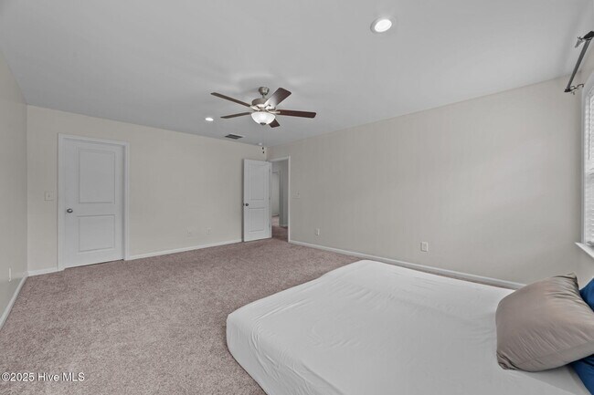 Building Photo - 828 Knoll Cir